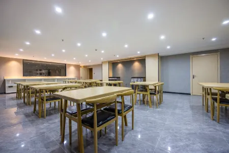 Holiday Inn Lanzhou Yunhang Hotel (Zhongchuan International Airport Rainbow City Branch) Отели рядом с достопримечательностью «Lanzhou Institute of Information Technology»