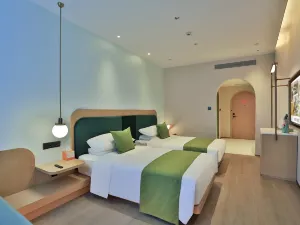 Cloud and straw meet the building block hotel