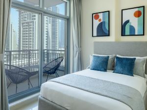 Dubai Mall short walk large studio | Balcony