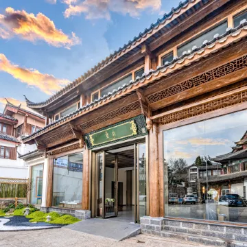 Lijiang Fine Art · Ancient Town Panorama Art Resort Hotel (Old Town Waterwheel Store of Lijiang) Отели рядом с достопримечательностью «Улица Сыфан»