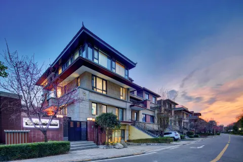 Floral Hotel·Zhonghai Bieyuan Hotel (Huayin Huashan Scenic Area)