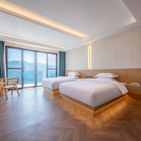 Cloud Built Banshan Pond Scene Hotel