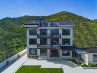 Jishe · Summer Night Sky Swimming Pool · Mountain Stream Family Resort Retreat Отели рядом с достопримечательностью «Xiaofeng Business & Trade Plaza»