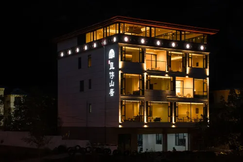 Stay on the mountains Hotels in Heishui