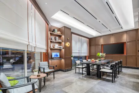 Yuelai Hotel (Xiangyang East Station Overseas Chinese Town Fantasy Resort Branch) Отели рядом со станцией Xiangyang East  Railway Station