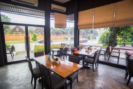 MDR Hotel Отели рядом с достопримечательностью «Phra Prang Sam Yot»