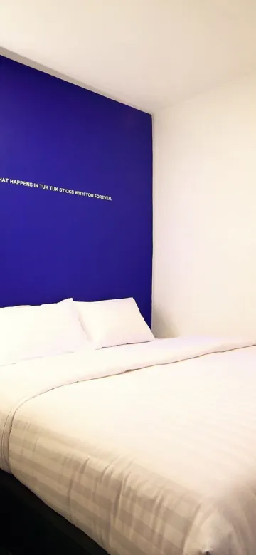 ห้องเตียงคิงไซส์พร้อมห้องน้ำที่ใช้ร่วมกัน