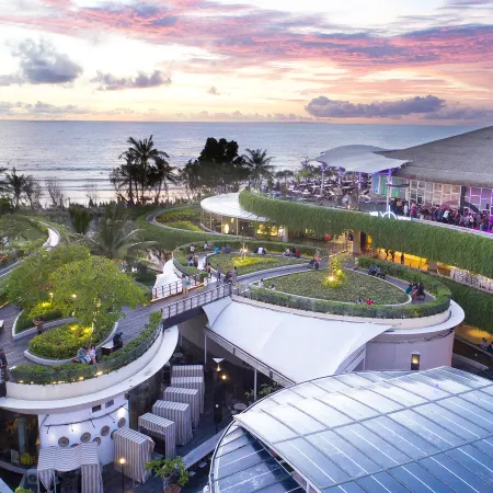 YELLO Hotel Kuta Beachwalk Bali Отели рядом с достопримечательностью «Пляж Кута»