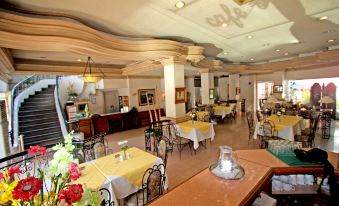 a large dining room with tables and chairs arranged for a group of people to enjoy a meal together at Hotel Galleria