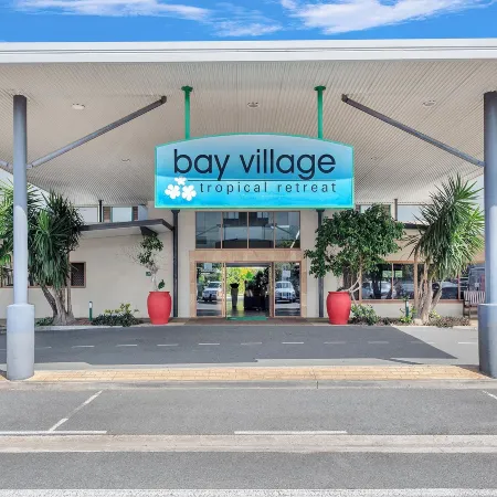 Bay Village Tropical Retreat & Apartments Отели рядом с достопримечательностью «Кладбище Мак-Леод стрит Пайонир»