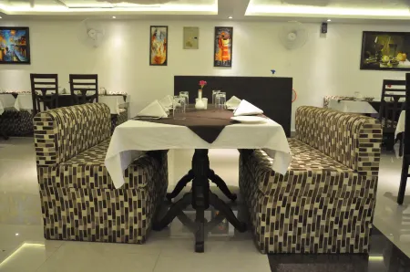 Hotel Mandakini Royale Отели рядом с достопримечательностью «Moti Jheel»