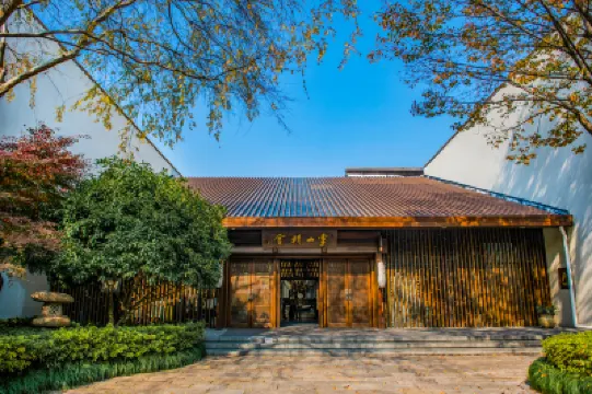 Lingshan Vihara Hotels near Nianhua Bay