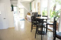 The Hollywood Gateway Inn