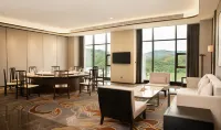 EAST LAKE HOLIDAY HOTEL - breakfast