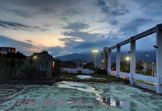 Xiaolu Smart Hotel (Zhaoqing East Gate Plaza, Qixingyan Scenic Area) Hotel Overview