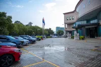 Yuxi Huaning Guanghua Hotel (Ningzhou Park) - parking