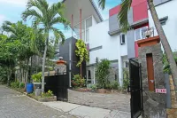 Capital O 91665 d'Prof Exclusive Guesthouse Hotels near Berkah durian mas riyanto