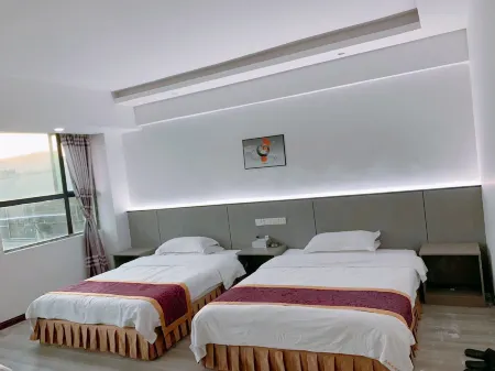 Xintian Tianhong Hotel Отели рядом с достопримечательностью «Shuangbi Square»