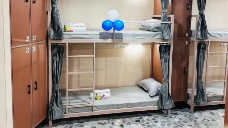 Urban Bunk Beds Отели рядом с достопримечательностью «ISKCON Rajkot, Sri Sri Radha Neelmadhav Dham»