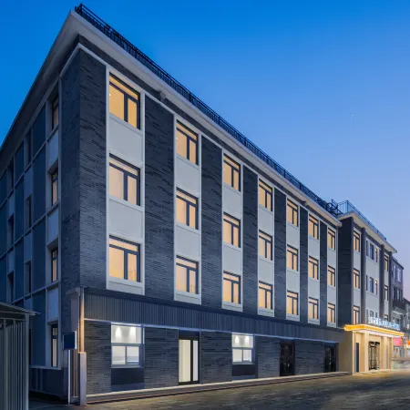 Atour Hotel, Tian'anmen Qian'men Street, Beijing Отели рядом с достопримечательностью «Станция метро Qianmen»