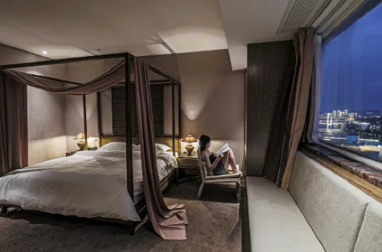 Liuzhou Yuejingshe Apartment (Yintaicheng Shop)