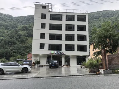 Wafangtou Nature Education Homestay Hotels in Wolong Nature Reserve