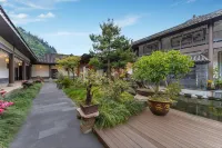 Creek Fisherman's Courtyard