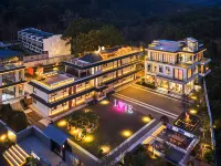 GULUXURY HOTEL Hotels near Klippe