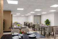 Lingjian Holiday Hotel (Qingyuan Gu Long Xia Wanda Plaza) - พร้อมอาหารเช้า
