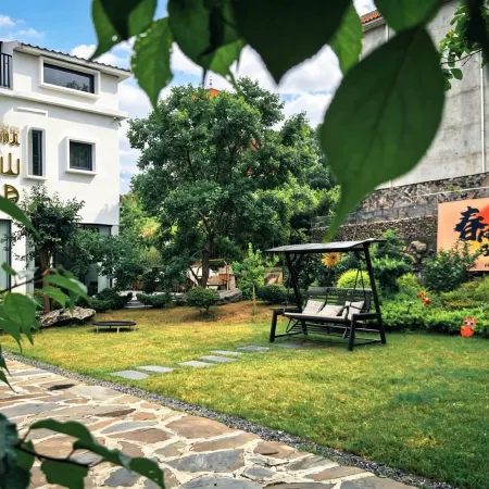 LU SHAN ZHENSHANYUE INN