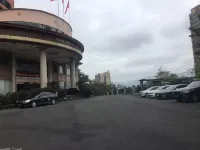 Xiongzhou Grand Hotel - parcheggio