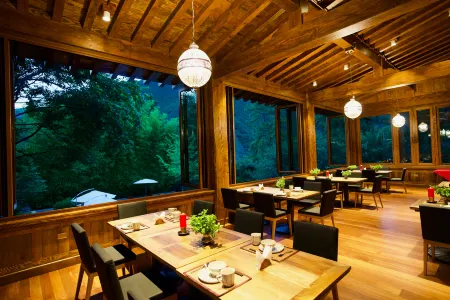 Songtsam Tacheng Lodge Отели рядом с достопримечательностью «Damo Patriarch Cave»