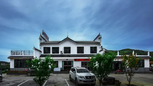 Longshan Baimian Mountain Lodge