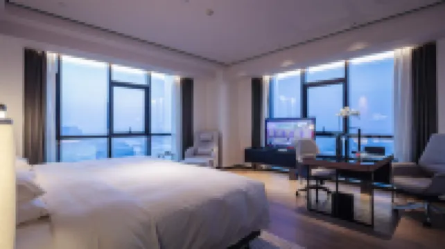 Wellton Royal Garden Hotel Hotels near Chengshizhongyang Park