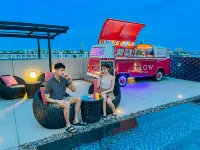 โกลว์ พัทยา - สระว่ายน้ำบนดาดฟ้า