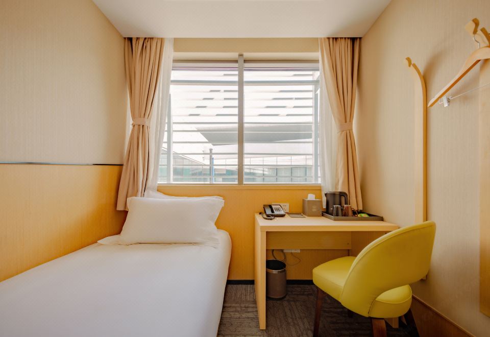 에어로텔 호텔의 간결한 객실 사진