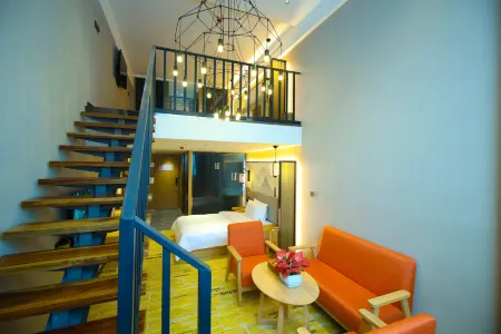 Pula Hotel (Yulin Jincheng Center Pedestrian Street) Отели рядом с достопримечательностью «Night Market Street in Yulin City, Guangxi»