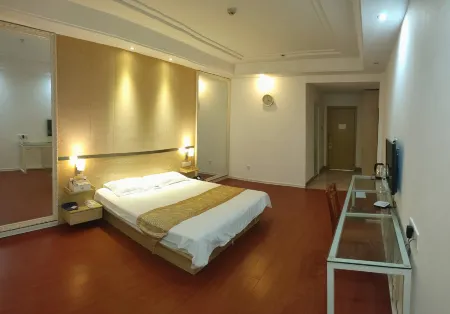 Convenient East Street Hotel Отели в г. Юнфу