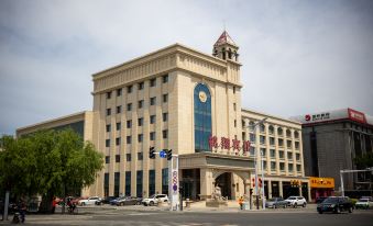 Baicheng Hexiang Hotel (Civic Plaza Haiming East Road Pedestrian Street Store)