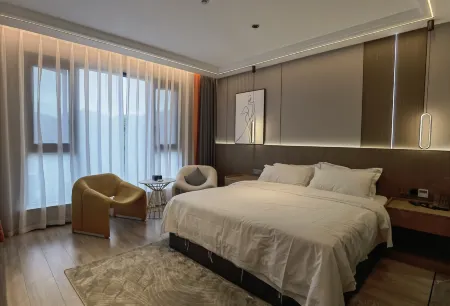 Elu Hotel (Emeishan Tourism Passenger Transport Center Branch) Отели рядом с достопримечательностью «Jiulao Cave»