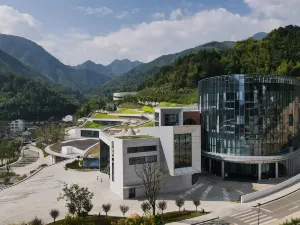 Cloud and straw meet the building block hotel