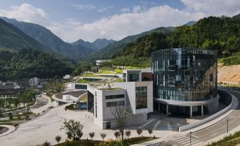 Cloud and straw meet the building block hotel