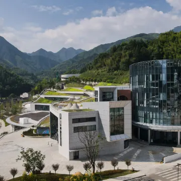 Cloud and straw meet the building block hotel