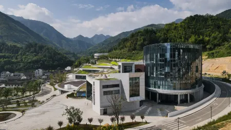 Cloud and straw meet the building block hotel