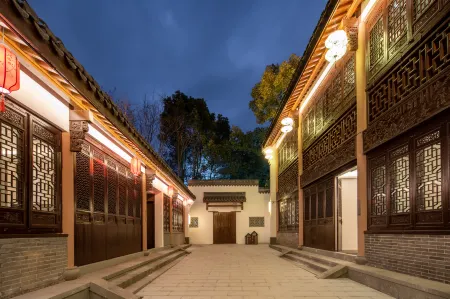 Zhuji Xishi's Hometown Grand House Hotel Отели рядом с достопримечательностью «Dragon Prince Happy Valley»