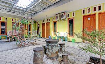 Wiludjeng Guest House Near Alun Alun Sragen Mitra RedDoorz