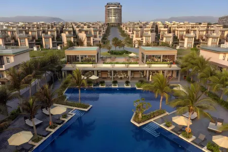 Seascape Villas In Long Beach Cam Ranh Отели рядом с достопримечательностью «Пляж Бай Дай»