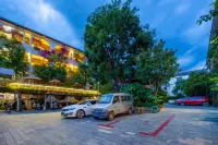 Meiduo Boutique Homestay (Weishan Ancient City Snack Street) - parkir