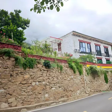 Heisha Zangmi Homestay (Zhonglu Tibetan Village)