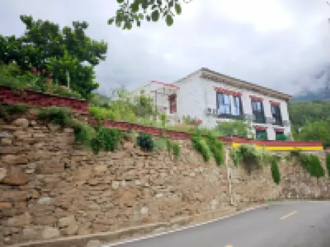 Heisha Zangmi Homestay (Zhonglu Tibetan Village)
